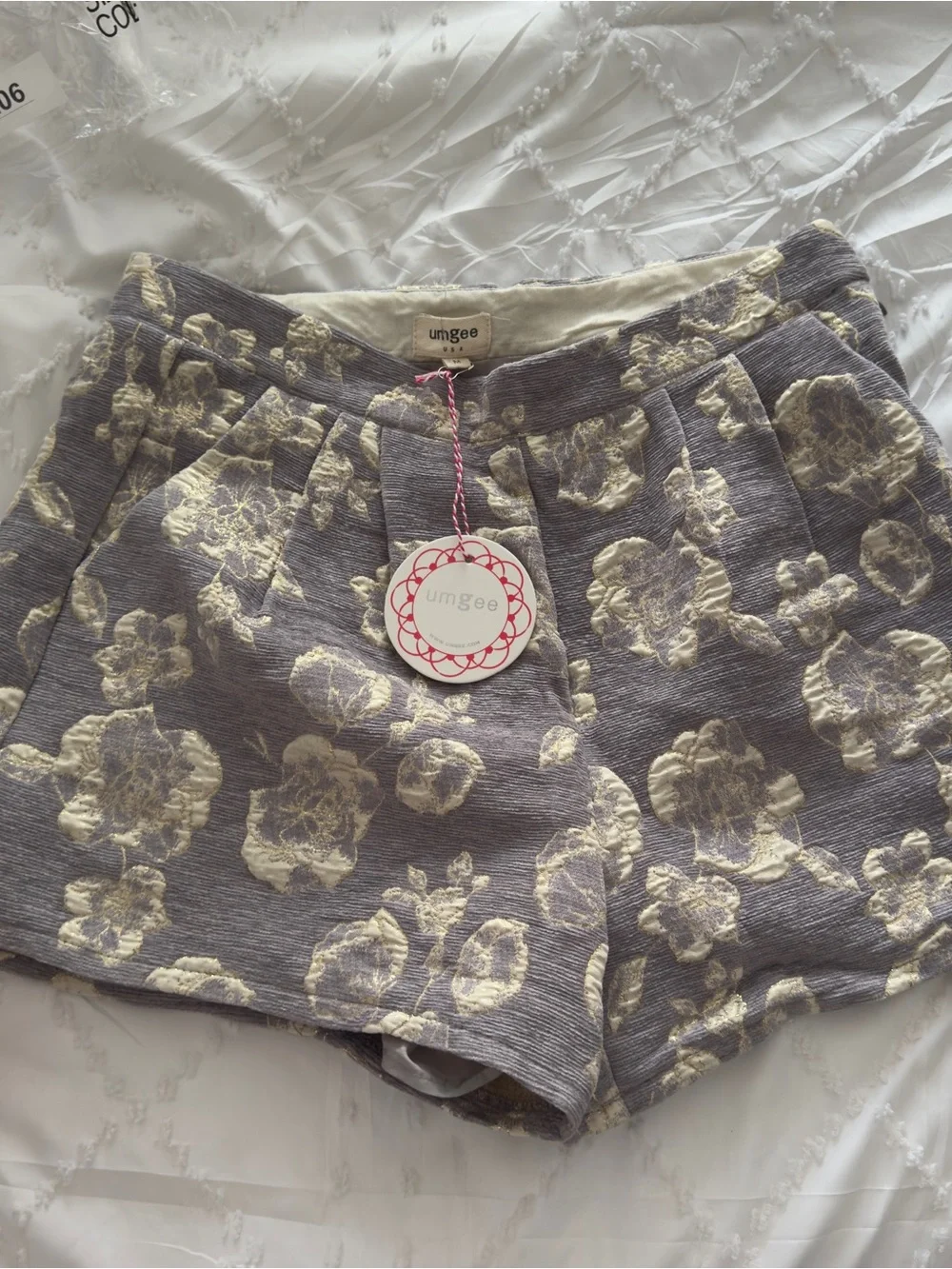 Umgee Cream Floral Textured Women’s Shorts — Gray Background